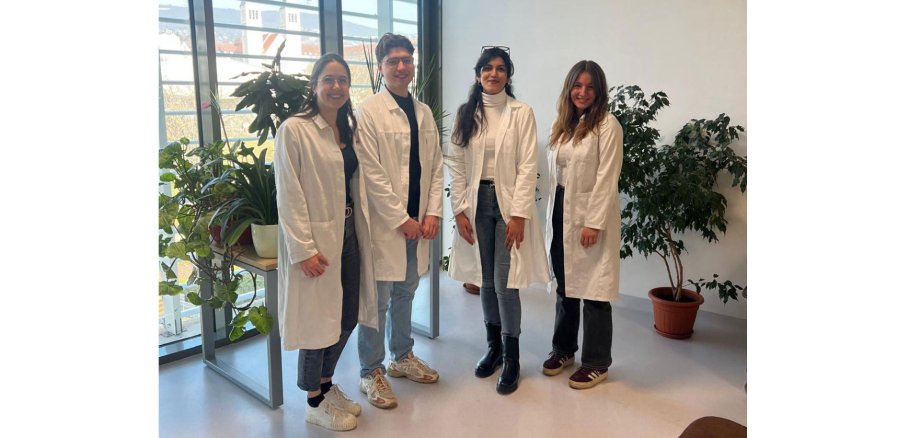 Die vier Medizinstipendiaten aus CochemZell auf einem Gruppenfoto an der Universität in Pécs