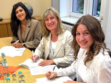 Melika und Anna-Sophie bei der Unterzeichnung ihrer Medizinstipendien zusammen mit Landrätin Anke Beilstein im Cochemer Kreishaus.