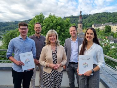 Hanna und Damian bei der Vergabe ihrer Medizinstipendien im Jahr 2024 in Cochem