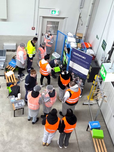 Interessierte junge Menschen informieren sich in einem Produktionsbereich der Firma Huhtamaki