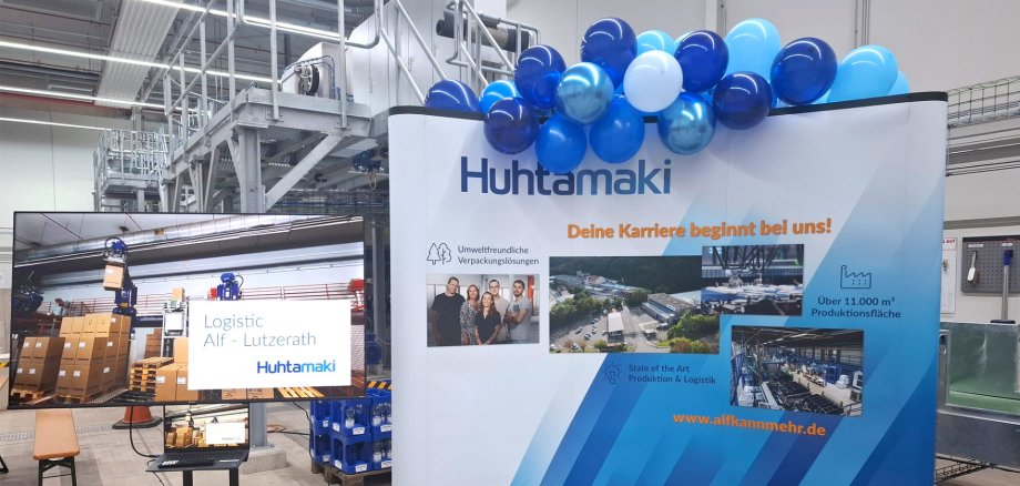 Bildschirm und Messewand an einem Infostand der Firma Huhtamaki in Alf