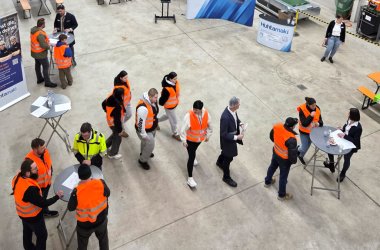 Besucher des Talentsday während einer Werksführung durch die Produktionshalle von Huhtamaki