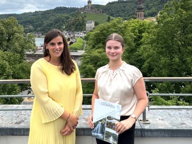 Julia Müller und Stipendiatin Alina bei der Übergabe der Medizinstipendien