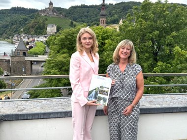 Landrätin Anke Beilstein und Stipendiatin Anna bei der Übergabe der Medizinstipendien
