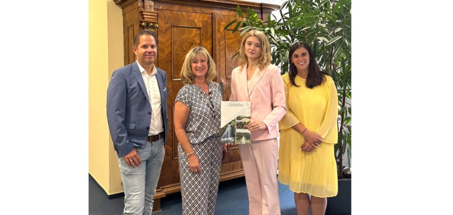 Dirk Barbye, Anke Beilstein, Stipendiatin Anna und Julia Müller bei der Übergabe des Medizinstipendiums des Landkreises Cochem-Zell