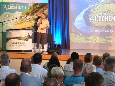 Alex Görgen gibt beim Sommerfest der Wirtschaft aktuelle Einblicke ins Standortmarketing Kurvenkreis