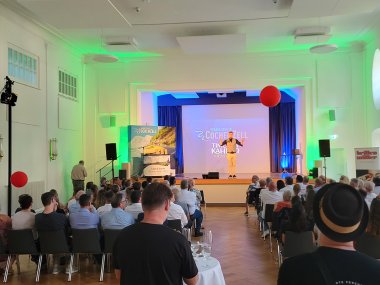 Timothy Kahler zu Beginn seines Auftritts beim Sommerfest der Wirtschaft 2026