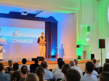 Timothy Kahler referiert über Change beim Sommerfest der Wirtschaft im Kurvenkreis