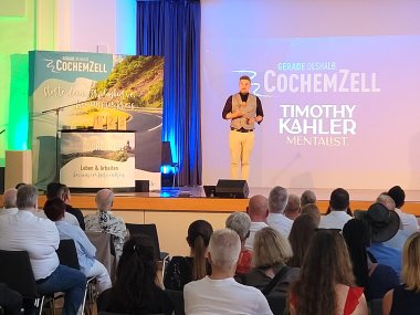 Timothy Kahler während seines Auftritts beim Sommerfest der Wirtschaft in Bad Bertrich