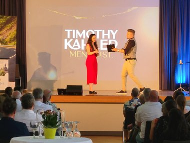 Timothy Kahler beim Gedankenlesen mit einem Gast auf dem Sommerfest der Wirtschaft
