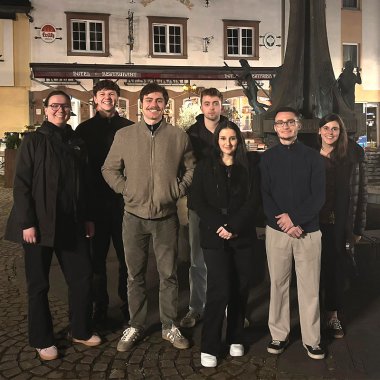 Die Gruppe der Famulantinnen und Famulanten auf einem Abschlussfoto in Ulmen