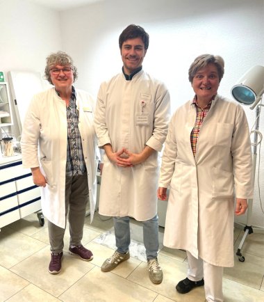 Famulant Johannes mit seinen betreuenden Ärztinnen im MVZ Ulmen