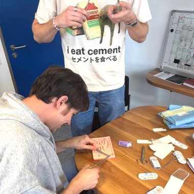 Praktische Übungen im Nahtkurs während der Famulaturzeit