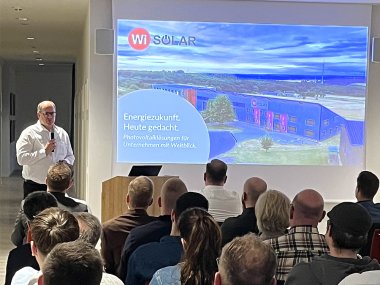 Wi SOLAR Geschäftsführer Sven Endris während seiner Präsentation beim Unternehmertreff zum Thema KI