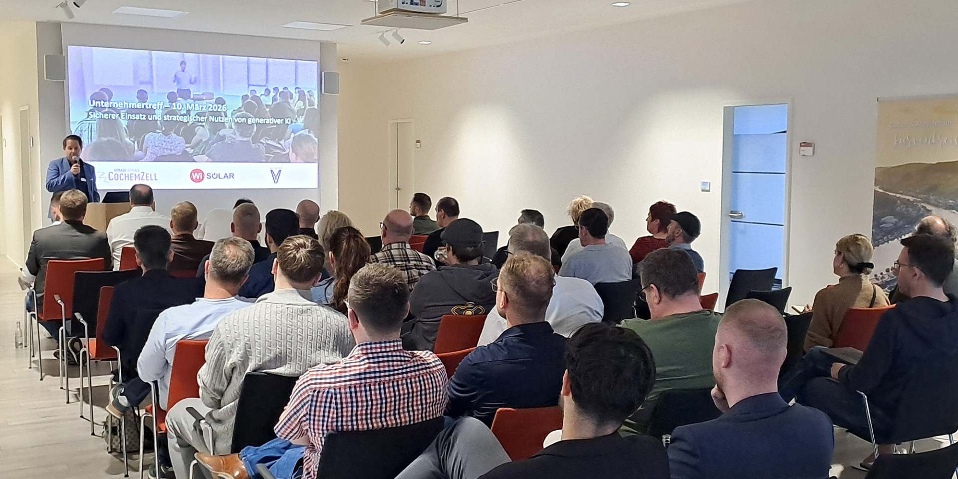 Dirk Barbye von den Kreiswerken Cochem-Zell während seiner Begrüßung beim Unternehmertreff bei der Firma Wi SOLAR