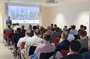 Dirk Barbye von den Kreiswerken Cochem-Zell während seiner Begrüßung beim Unternehmertreff bei der Firma Wi SOLAR