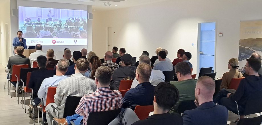 Dirk Barbye von den Kreiswerken Cochem-Zell während seiner Begrüßung beim Unternehmertreff bei der Firma Wi SOLAR