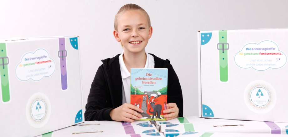 Alexander Johann Alexander Johann mit seinem Buch Die geheimnisvollen Gesellen