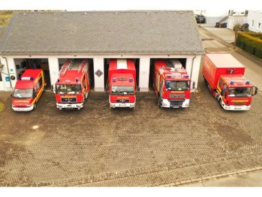 Fünf Fahrzeuge in der Garage der FFW Blankenrah.
