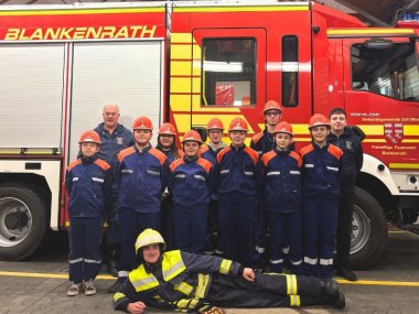 Gruppenfoto der Jugendfeuerwehr Blankenrath vor einem Feuerwehrfahrzeug.