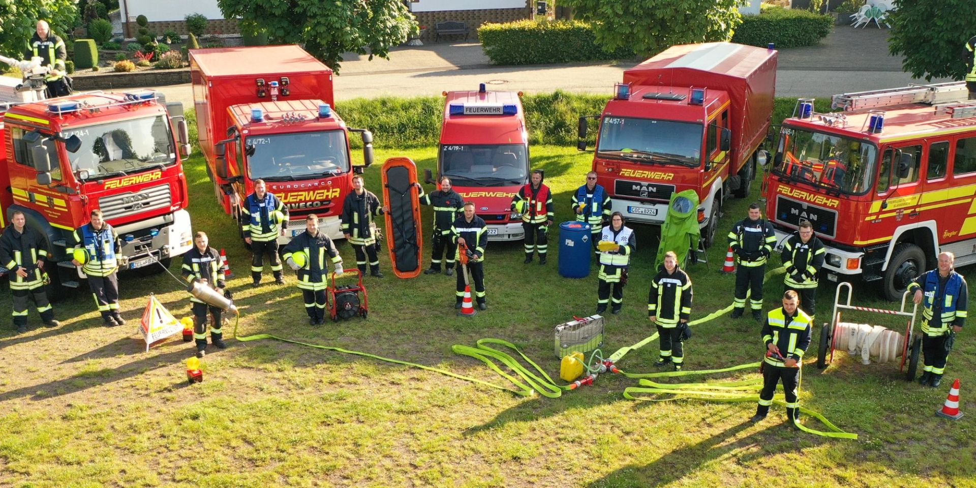 Mitglieder der FFW Blankenrath vor einigen Feuerwehrautos.