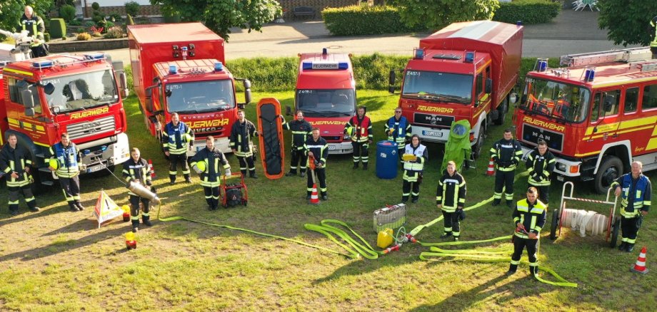 Mitglieder der FFW Blankenrath vor einigen Feuerwehrautos.