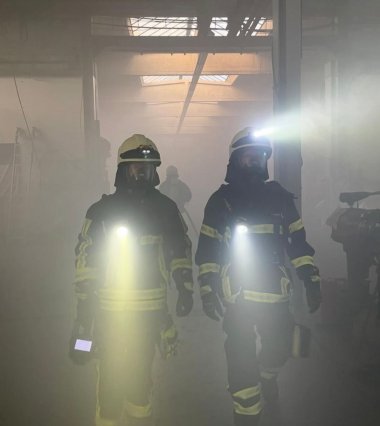 Mitglieder der Freiwilligen Feuerwehr Karden in Uniform mit Helm im Dunkeln bei eienr Übung.