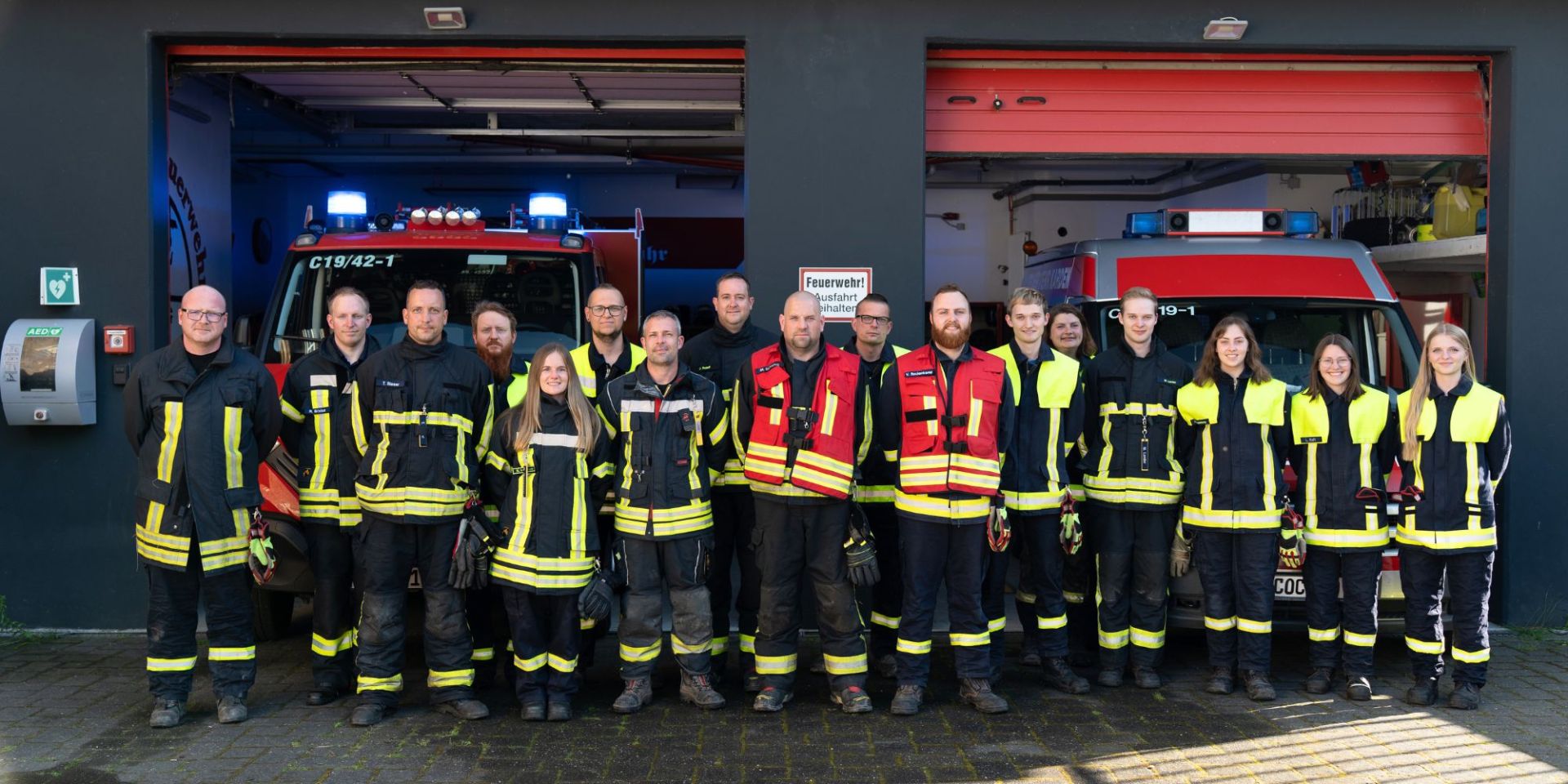 Alle Mitglieder der Feuerwehr Karden stehen zusammen.