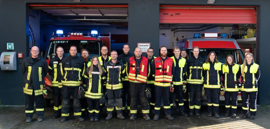Alle Mitglieder der Feuerwehr Karden stehen zusammen.