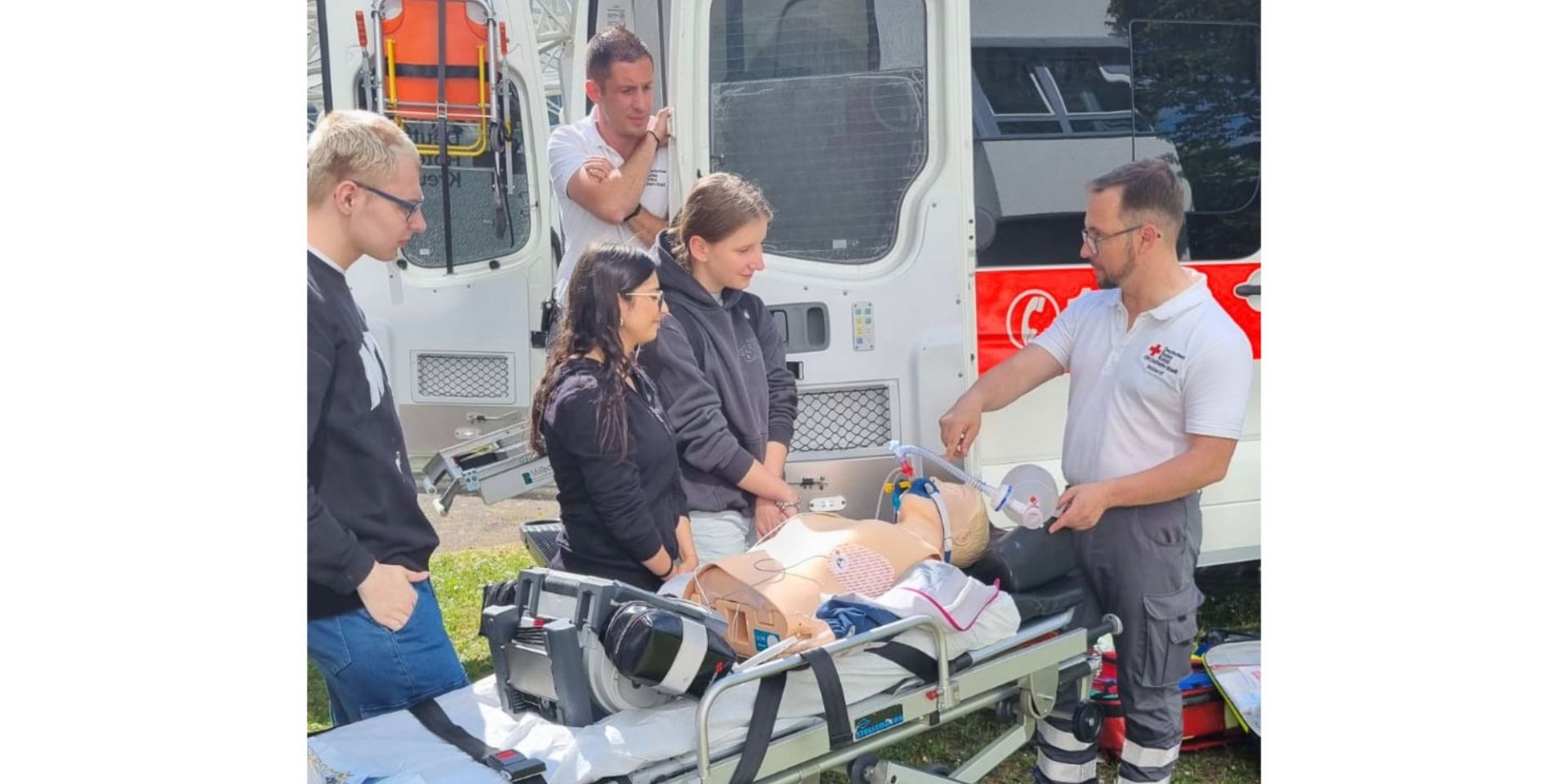 Erste Hilfe Workshop Das DRK zeigt am Krankenwagen, wie man richtig reanimiert und Erste Hilfe leistet.