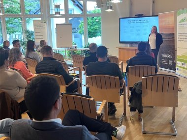 Vortrag Melanie Böhme Melanie Böhme bei ihrem Vortrag auf dem Thementreff in Ulmen