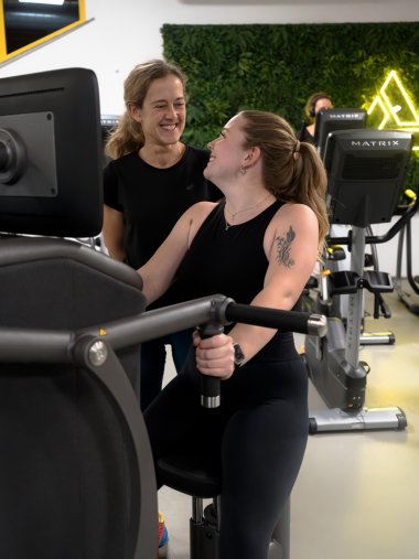 Trainerin und Kundin im FusionFitness Eine Trainerin und eine Kundin schauen sich lachend an