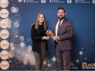 Linda Knieper und Eike Hermes Linda Knieper und Eike Hermes mit dem Preis im auf dem BIG BANG KI Festival in Berlin.