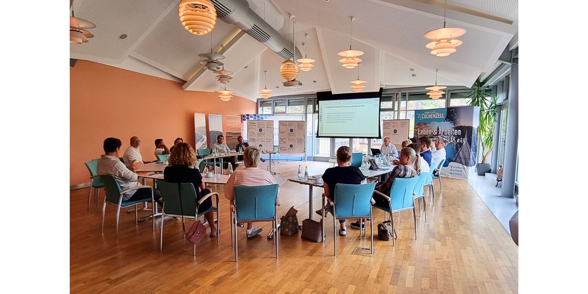 Die Teilnehmer des Strategieworkshops sitzen in einer großen Runde im Sitzungssaal der Kreisverwaltung in Cochem