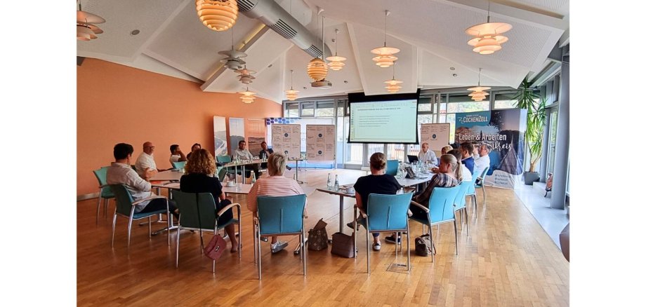 Diskussionsrunde beim Strategieworkshop Die Teilnehmer des Strategieworkshops sitzen in einer großen Runde im Sitzungssaal der Kreisverwaltung in Cochem