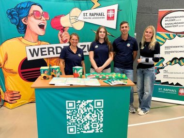 Caritas St. Raphael. Der bunte Stand der Caritas St. Raphael.