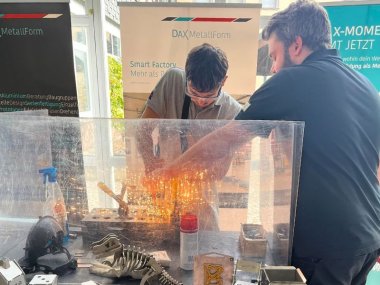 Dax MetallForm Funken fliegen am Stand von Dax MetallForm.