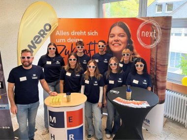Raiffeisenbank Gruppenfoto am Stand der Raiffeisenbank MEHR eG alle tragen Sonnenbrille.
