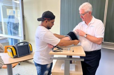 Blutdruck messen Die Teilnehmenden üben aneinander Blutdruck zu messen.