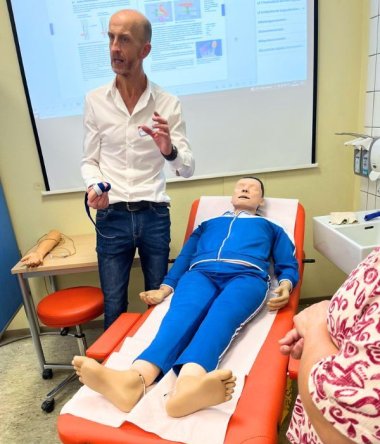Herr Hauer, Lehrer und für das Skills Lab für MFAs Herr Hauer, Lehrer und für das Skills Lab für MFAs, erklärt etwas anhand einer Puppe.