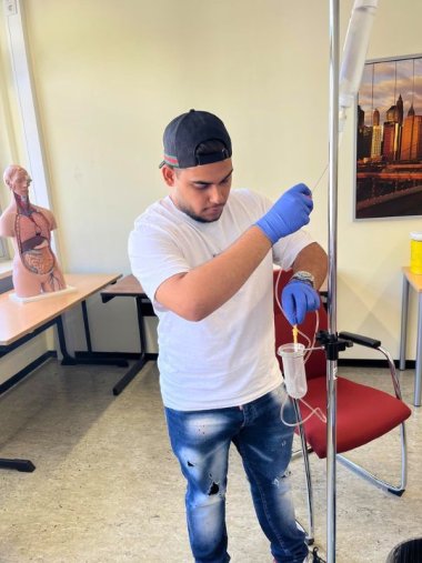 Umgang mit Infusionen Ein Azubi lernt den Umgang mit Infusionen.