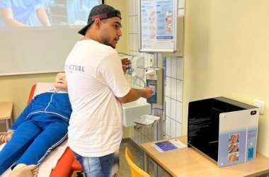Praktische Uebungen im Skills Lab Ein Azubi an einer Station im Skills Lab.