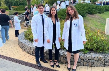 Gruppenfoto White Coat Ceremony Gruppenfoto nach der White Coat Ceremony mit (v.l.n.r.) Damian, Hanna und Anna-Sophie im weißen Kittel.