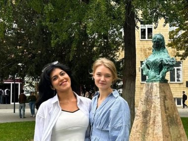 Melika und Anna Melika und Anna konnten sich in Ungarn bereits vernetzen und stehen gemeinsam vor der Uni in Pécs.