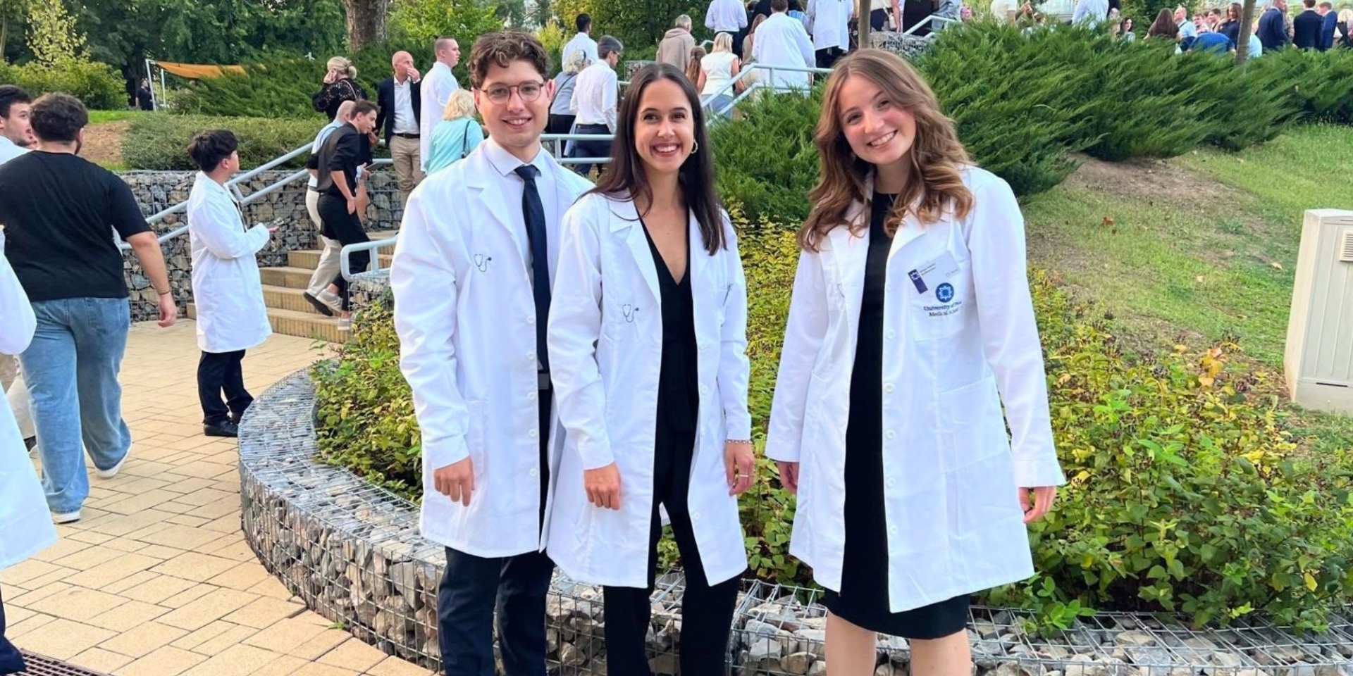 Titelbild Gruppenbild White Coat Ceremony mit Damian, Hanna und Anna-Sophie