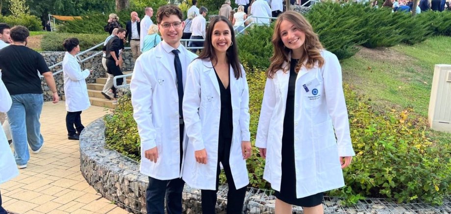 Titelbild Gruppenbild White Coat Ceremony Titelbild Gruppenbild White Coat Ceremony mit Damian, Hanna und Anna-Sophie