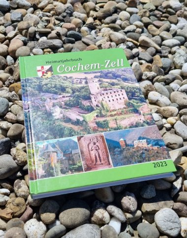 Foto des aktuellen Heimatjahrbuchs des Landkreises Cochem-Zell aus dem Jahr 2023