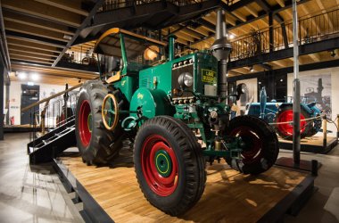 Traktor in der Ausstellung des Mosellandmuseums in Ernst