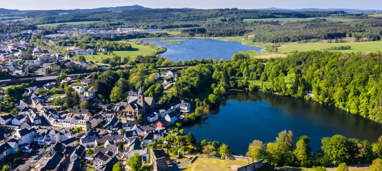 Blick auf Ulmen, das Ulmener Maar und den Jungferweiher