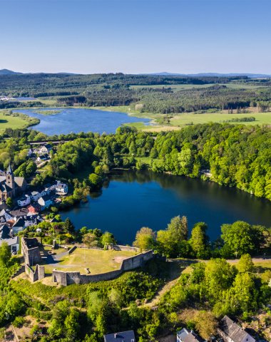 Luftaufnahme vom Ulmener Maar im Vordergrund und Jungferweiher im Hintergrund.